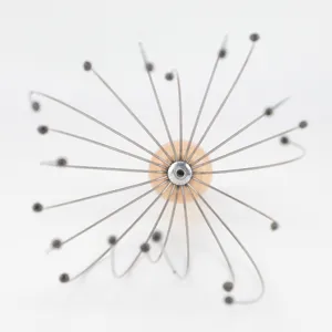 Masseur de tete gratte-cuir chevelu avec manche en bois et fils metalliques detail.