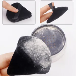 Zwarte driehoekige poederdons detail, zachte fluwelen stof met lint handvat voor make-up.