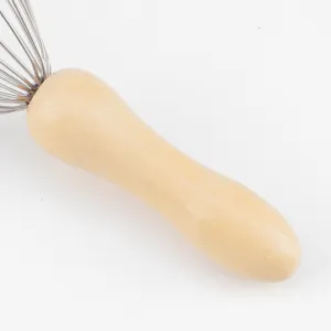 Vue de détail masseur de tête manche en bois, gros plan fil grattoir cuir chevelu, métal.
