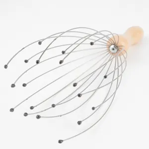 Gros plan détaillé du masseur métallique flexible pour cuir chevelu avec billes et poignée bois.