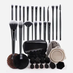 Uitgebreide 39-delige zwarte make-up kwast set met make-upsponzen en reinigingsgereedschap detail