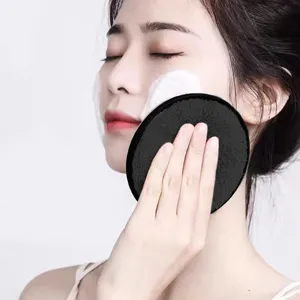 Zwart rond make-up reinigingskussen zacht gezichtsverzorging schoonheidshulpmiddel.