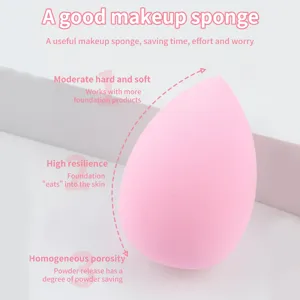Detailansicht des weichen rosa tropfenförmigen Make-up-Schwamms mit feinen Poren und Elastizität.