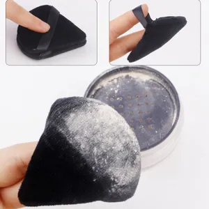 Zwarte driehoekige poederdons voor losse poeder, zachte fluwelen make-up spons met lint.