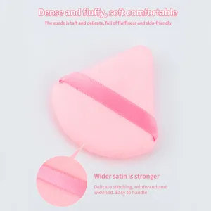 Rosa dreieckiger Make-up Puderquast mit breitem Satinband für ein perfektes Make-up Ergebnis.