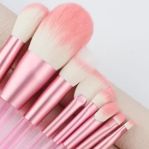 Professionelles rosafarbenes Make-up Pinsel Set mit weichen Borsten und transparentem Stiel.