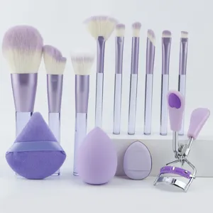 Details des 13-teiligen lila Make-up-Pinsel-Sets mit Kosmetikschwämmen und Wimpernzange.