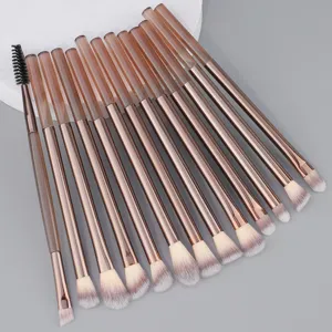 Set di 13 pennelli da trucco professionali con manici marroni lunghi e setole morbide.