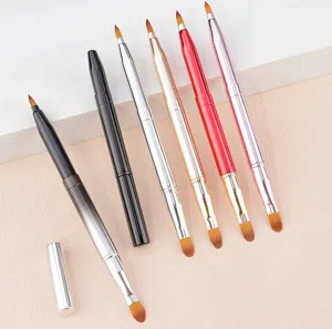 Pincel de maquillaje de labios retráctil de doble extremo con tapa, detalle cosmético profesional.