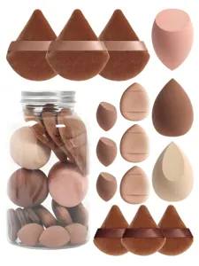Dettagli in primo piano del set di 15 spugnette per trucco e piumini dalle diverse consistenze morbide.