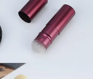 Einziehbarer Make-up-Pinsel Detail Nahaufnahme, weiche synthetische Borsten für die Anwendung.