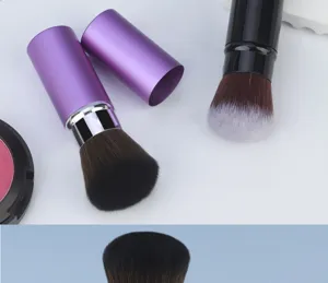 Tragbarer ausziehbarer Make-up-Pinsel mit weichen Borsten für Rouge und Puderanwendung.