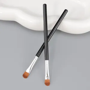 Brocha de maquillaje profesional de alta calidad para sombra de ojos y delineador.
