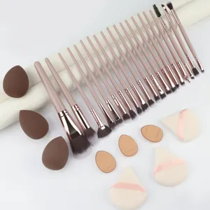 Completa set van 29 make-upkwasten met zachte cosmetische sponsjes en poederdonsjes.