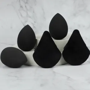 Set di 5 spugnette per trucco nere e piumini in velluto per una base impeccabile.