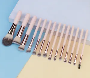 Detailansicht des 14-teiligen Make-up-Pinsel-Sets mit weichen Borsten und rosa Griffen für Details.