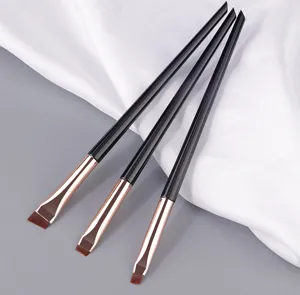 Επαγγελματικό πινέλο eyeliner με κεκλιμένη γωνία για εξαιρετικά ακριβές μακιγιάζ ματιών.