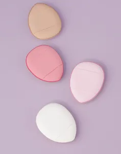 Vue détaillée de quatre houppettes de maquillage colorées en forme de goutte d'eau.
