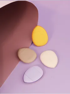 Vue détaillée de mini houppettes de maquillage en quatre couleurs, design goutte d'eau.