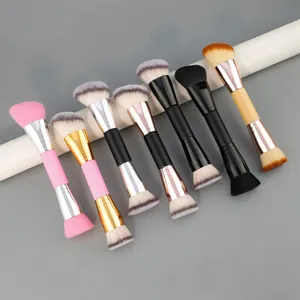 Vue détaillée de pinceaux de maquillage polyvalents à double embout avec des poils doux et soyeux.