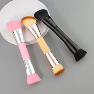 Vue détaillée de pinceaux de maquillage doubles multifonctionnels à poils doux.