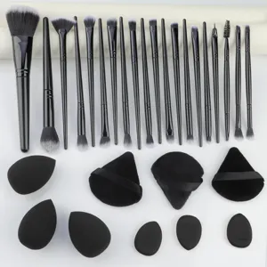 Gedetailleerd overzicht van professionele make-up kwastenset en zachte sponsjes.