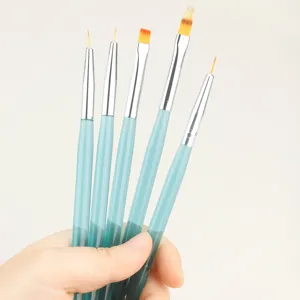 Λεπτομερής προβολή σετ 5 πινελίων nail art, με λεπτό πινέλο γραμμής και πινέλο ντεγκραντέ.