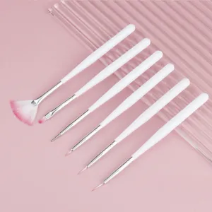 Vista dettagliata del set di pennelli per nail art, penne professionali per decorazione unghie.
