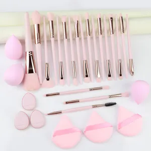 Uitgebreide set van 29 roze make-upkwasten met beautyblenders en zachte poederdonsjes.