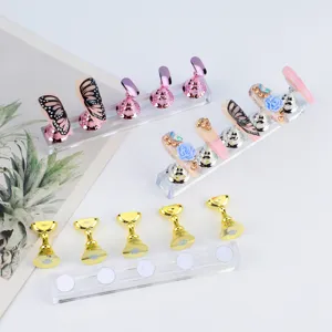 Magnetische nageloefenstandaard met acrylbasis en kleurrijke metalen houders voor nail art display.