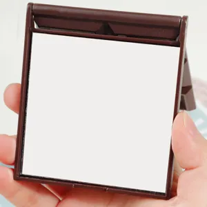 Dettaglio in primo piano dello specchio da trucco pieghevole in cioccolato, design marrone.