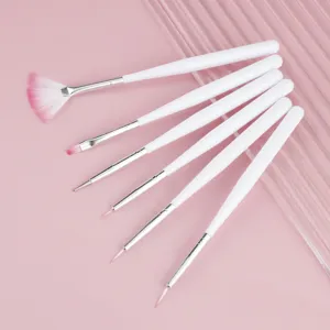 Dettaglio ravvicinato del set di pennelli per nail art con linee fini e punte varie.