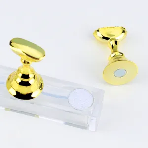 Nageltraining houder detail, gouden magnetische nageltips houder met transparante acryl basis.