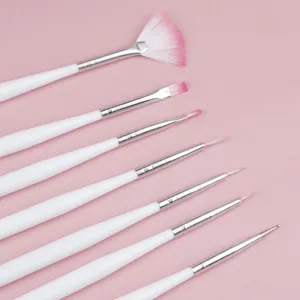 Set di 7 pennelli professionali per nail art con manici bianchi e punte rosa.