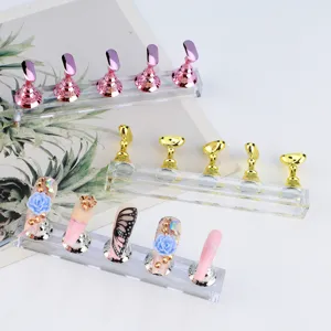 Acryl nail art oefen display standaard met magnetische metalen houders voor professioneel gebruik.