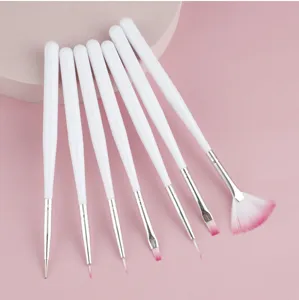 Vista dettagliata del set di 7 pennelli per nail art con manici bianchi e setole.