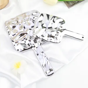 Miroir de maquillage à main argenté ondulé, miroir de courtoisie portable pour la maison.