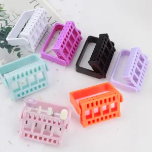 Scatola di immagazzinaggio per punte per unghie a 16 fori, supporto espositivo in plastica colorata.