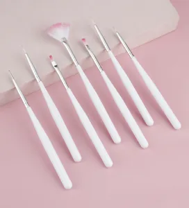 Vista dettagliata del set da 7 pennelli per nail art con pennelli fini per manicure.