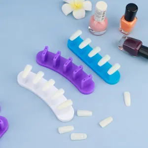 Nagelkunst oefenhouder set met displaybases en neppe nagels voor salon detailweergave.