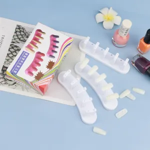 Nagelkunst oefenstandaard set met gesp ontwerp, plastic basis en neppe nagels voor manicure.