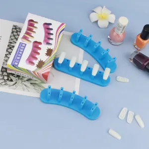 Nail art oefenstandaard set met 3 gebogen blauwe houders en kunstige nageltips.