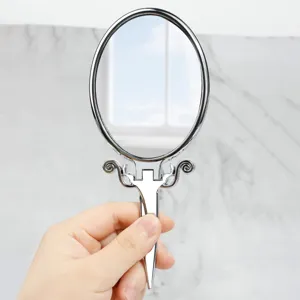 Tragbarer klappbarer Handspiegel mit antikem verzierten Griff und klarem Ovalglas für Make-up.