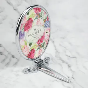Tragbarer Klapp-Schminkspiegel mit Vintage-Silber-Blumenmuster und stabilem Ständer.