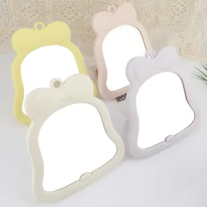 Detailansicht des Desktop-Schminkspiegels mit Schleife, süßer Klapp-Kosmetikspiegel in Pastellfarben.