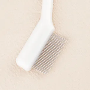 Pettine per ciglia in acciaio inox denti metallici strumento per trucco vista dettagliata
