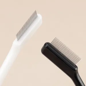 Dettaglio ravvicinato del pettine per ciglia in acciaio inossidabile con impugnatura per trucco.