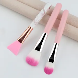 Vue de détail d'un set de 3 pinceaux de maquillage avec spatule silicone et brosses douces poudres.