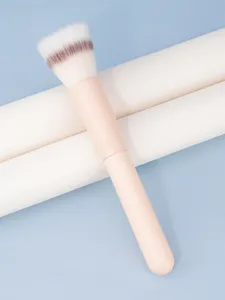 Zachte make-up kwast met een roze handvat, ideaal voor een gelijkmatige applicatie van blush.
