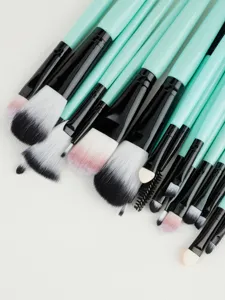 Gros plan sur les détails du set de pinceaux de maquillage professionnels aux poils doux.